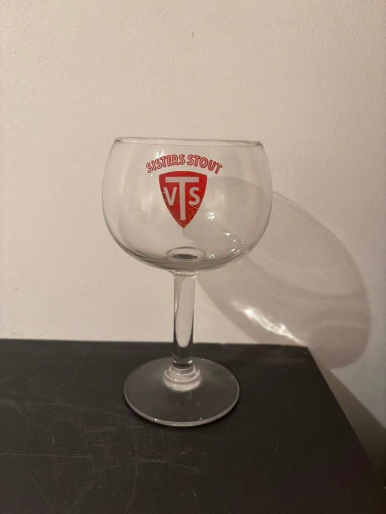 Oud decalco bierglas Sisters Stout VTS, Ophalen of Verzenden, Zo goed als nieuw, Glas of Glazen, Overige merken