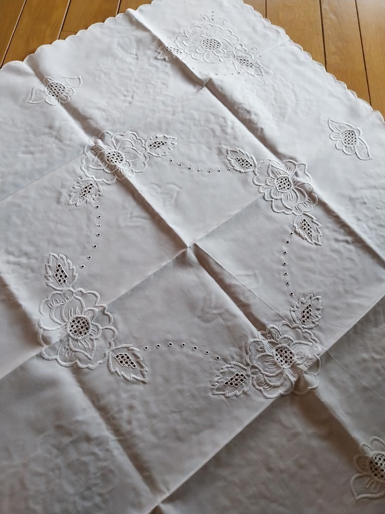 Nappe à thé brodée vintage des années 1950, Enlèvement ou Envoi