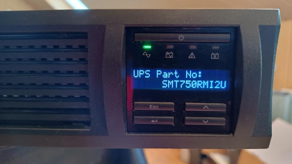 UPS APC SMT750RMU/540W-new bat-met NMC AP9631, Verzenden, Gebruikt