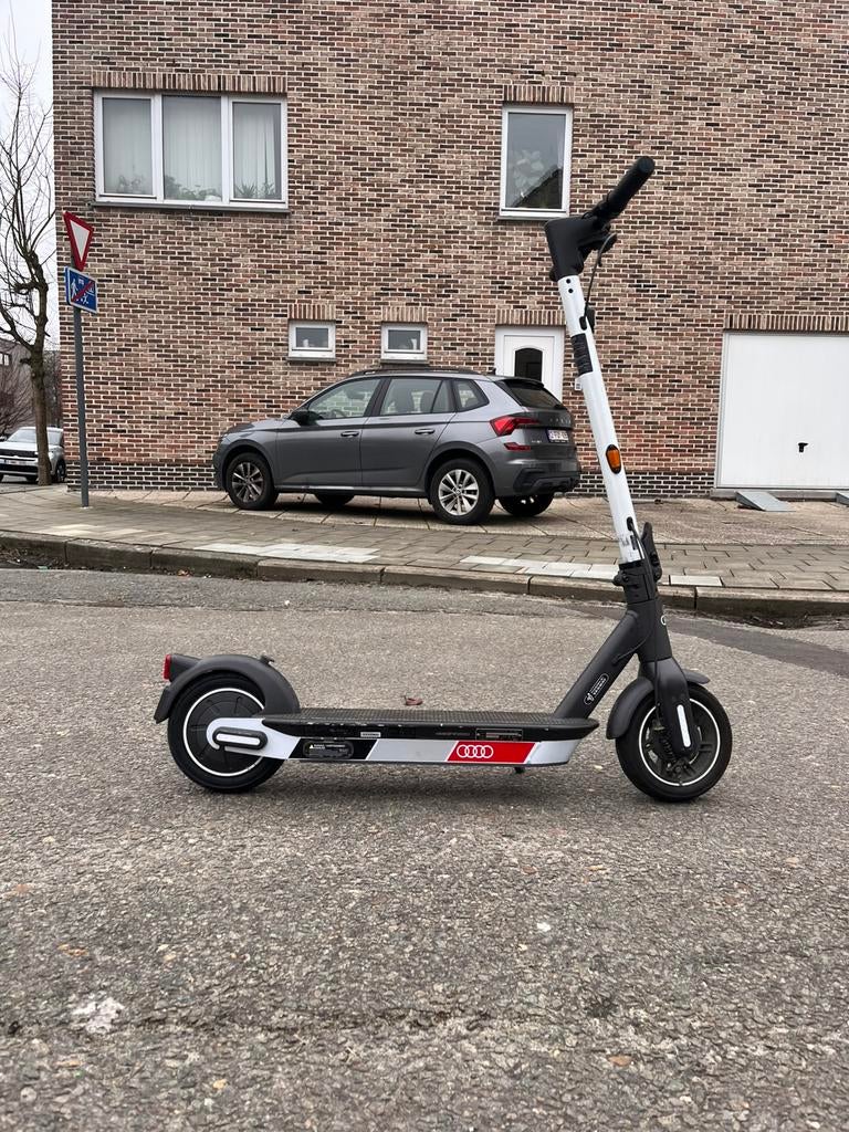 Ninebot Max G30D elektrische step – limited edition Audi, Fietsen en Brommers, Steps, Ophalen, Zo goed als nieuw, Elektrische step (E-scooter)