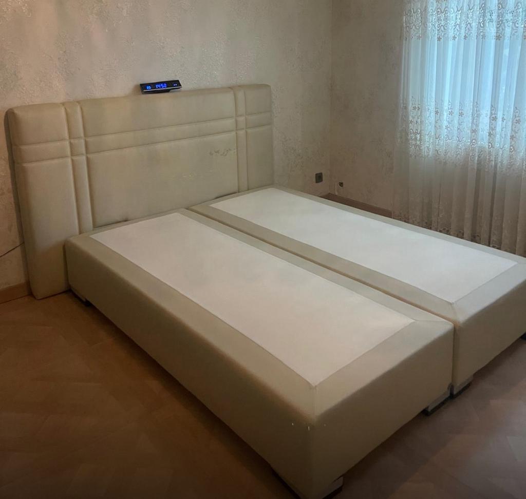 Magnifique sommier + 2 tables de chevet, Maison & Meubles, Enlèvement, Utilisé, Deux personnes, 160 cm