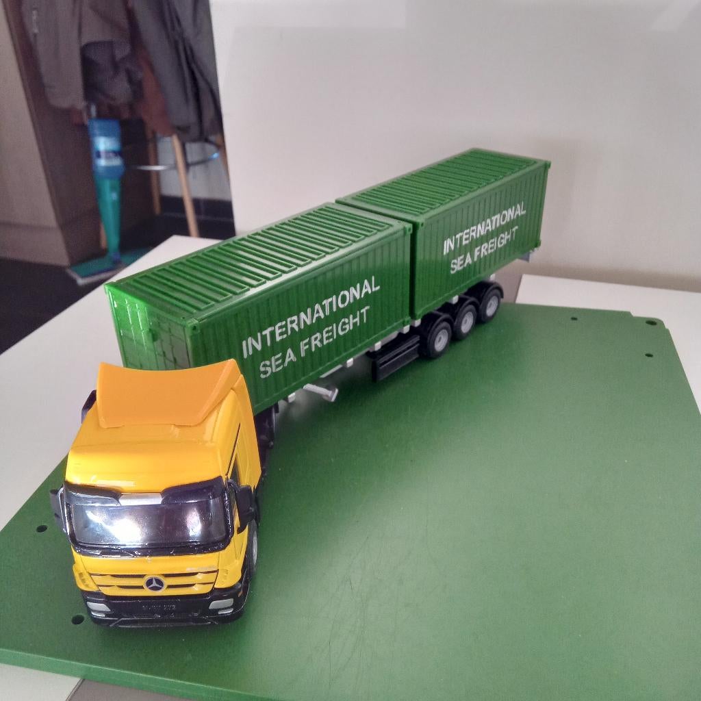 SIKU 1/50 MERCEDES CONTAINER SEA FREIGHT, Hobby en Vrije tijd, Verzenden, SIKU