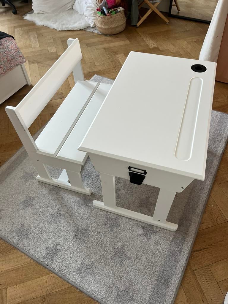 Bureau d’écolier avec son banc, en bois blanc, Ophalen, Zo goed als nieuw