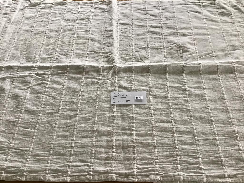 belle nappe de 220 cm sur 200 cm pour 5 euros, Maison & Meubles, Nappes, Enlèvement ou Envoi, Comme neuf
