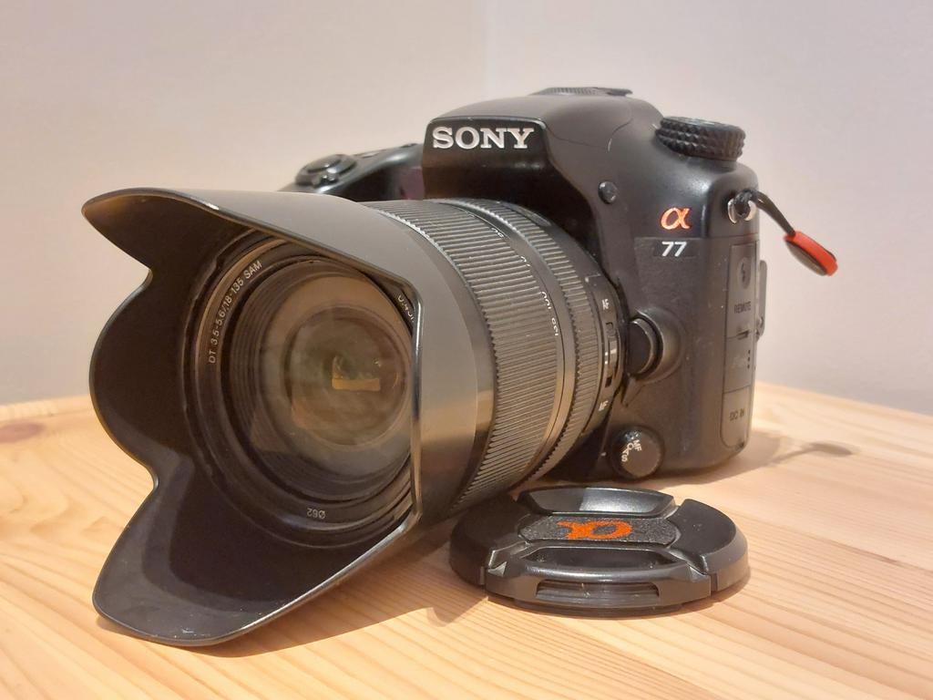 Sony A77 + lenzen: 18-135 + 50 - ideale kit voor starters, Ophalen of Verzenden