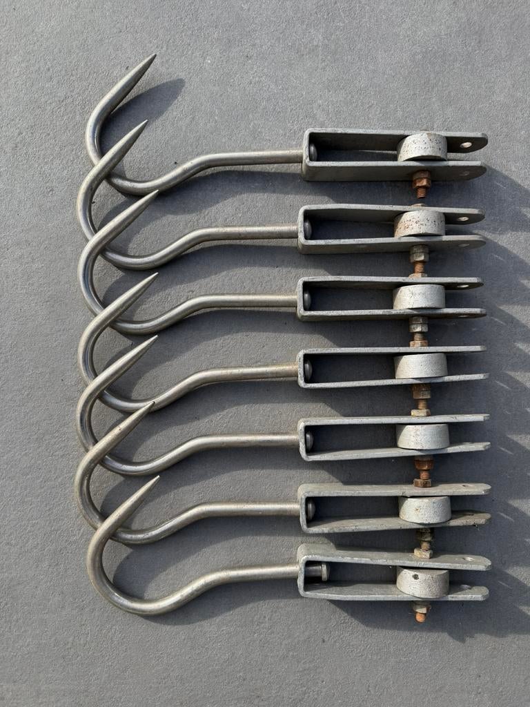 Vleeshaken op loopwielen, Ophalen