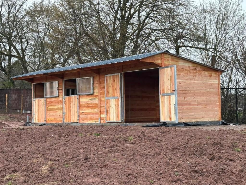 Douglas Dubbele Paardenstal (4x3)(4x3) + berging (4x4), Dieren en Toebehoren, 2 of 3 paarden of pony's