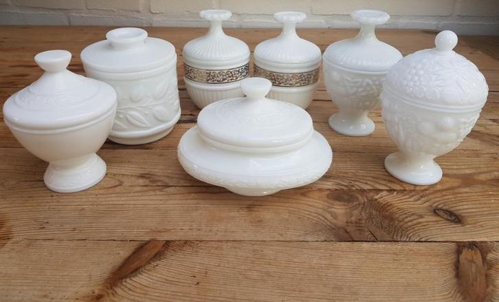 Diverse wit opaline potjes, o.a. van AVON, Antiquités & Art, Enlèvement ou Envoi