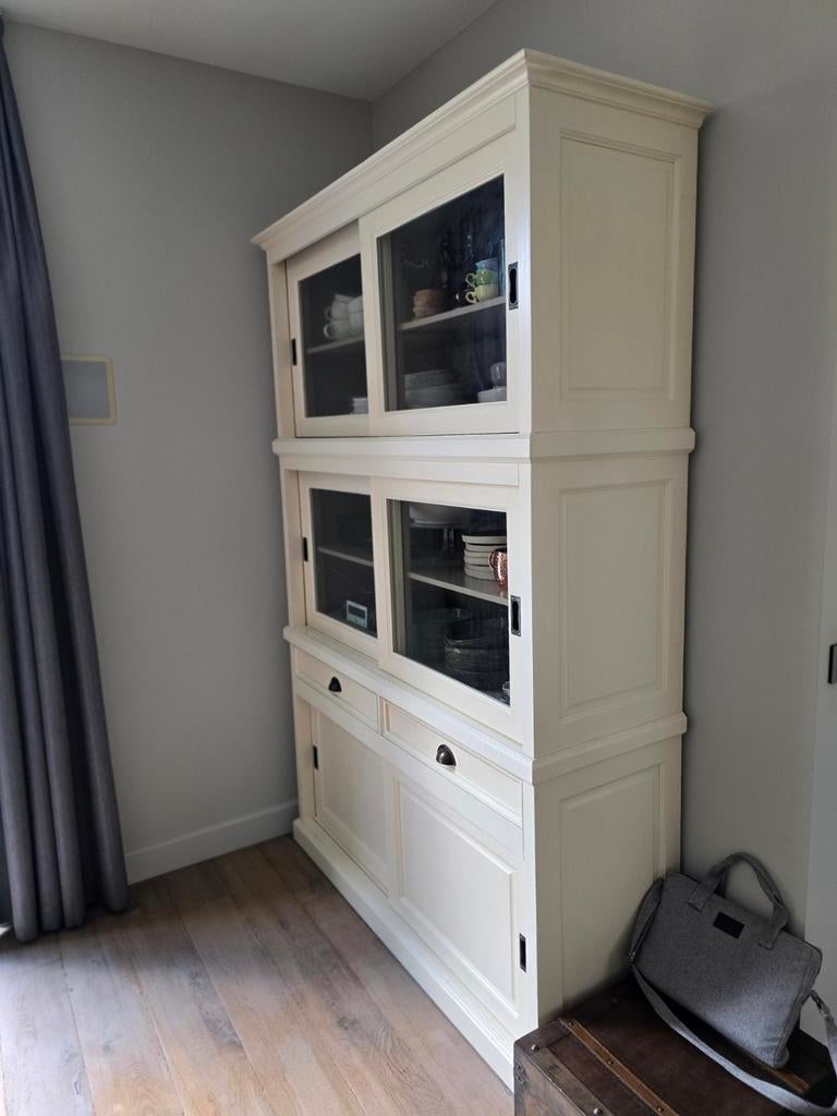 Witte landelijke vitrinekast, Ophalen