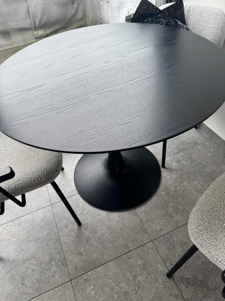 Jysk ronde tafel, Enlèvement, Comme neuf