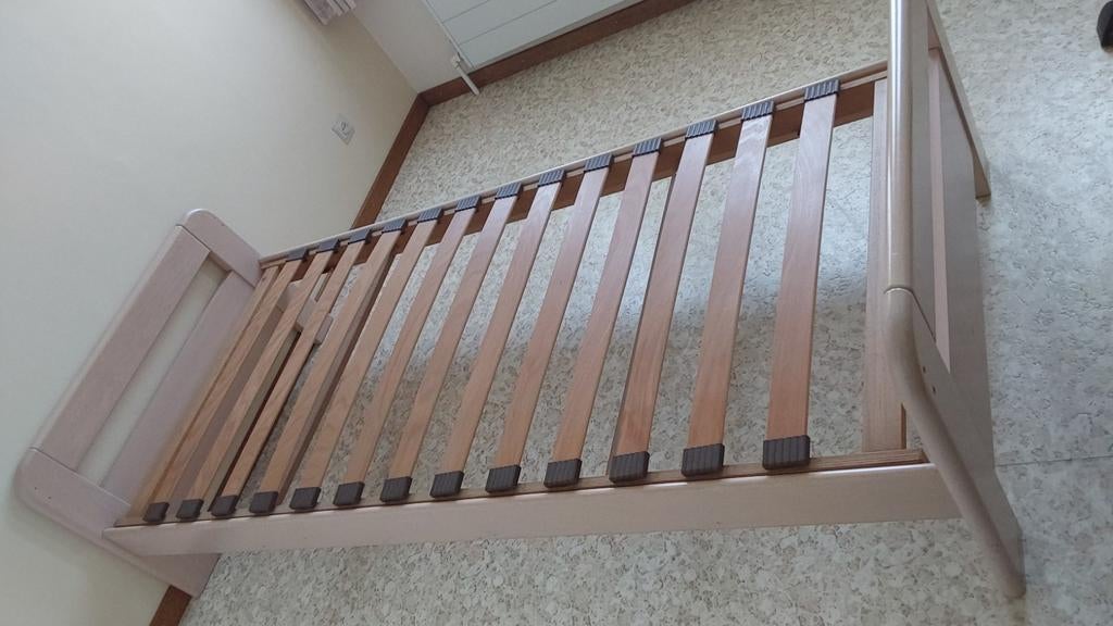 Eenpersoonsbed met lattenbodem in goede staat, Huis en Inrichting, Slaapkamer | Bedden, Ophalen, Gebruikt, 90 cm, Eenpersoons