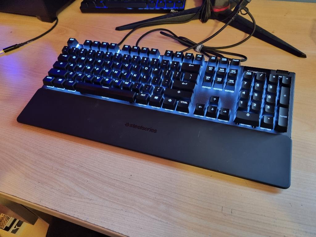 SteelSeries Apex 5 Hybrid mechanical (gaming) keyboard, Computers en Software, Ophalen of Verzenden, Zo goed als nieuw, Qwerty