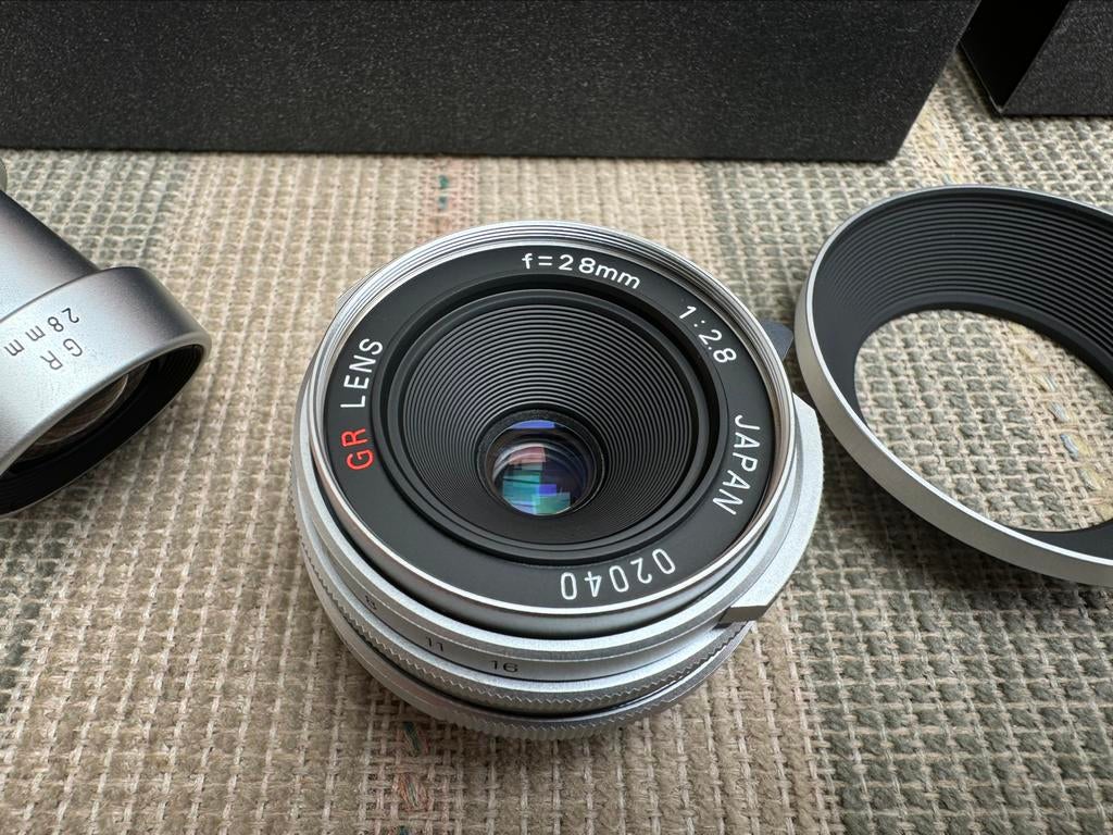 Nieuw Ricoh GR 28mm 2.8 Lens Leica M & Screw Mount 28, Neuf, Objectif grand angle
