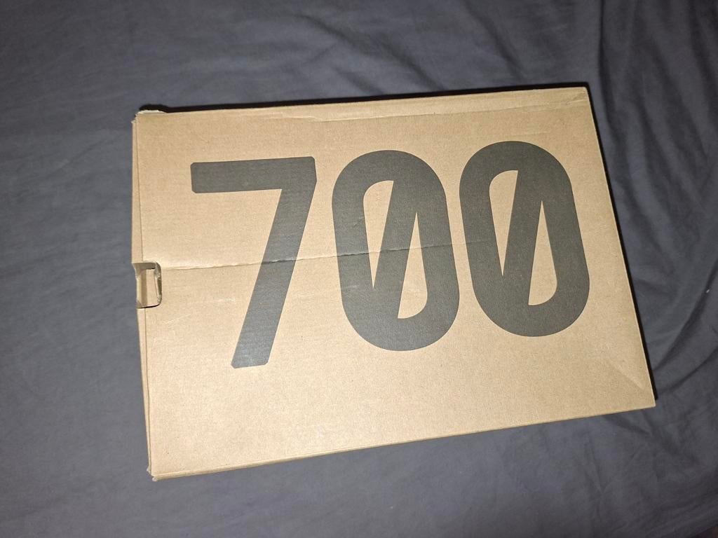 Adidas Yeezy Boost 700  mesh suède leer boost en rubber, Kleding | Heren, Zwart, Ophalen of Verzenden, Zo goed als nieuw, Sneakers