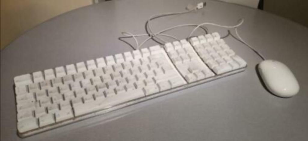 White Apple Toet. et Mighty M. et Mac Mini YM936BAL9G5, etc., Informatique & Logiciels, Claviers, Utilisé, Qwerty, Filaire, Ensemble clavier et souris