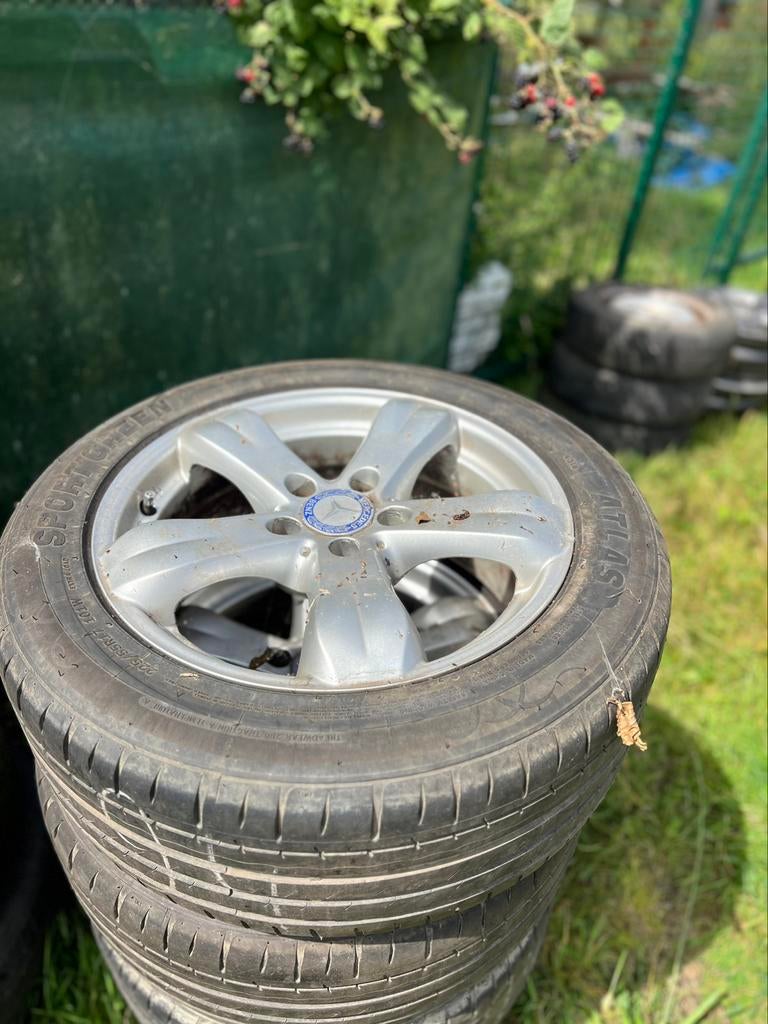 Les pneus et jantes Mercedes sont également presque neufs, Enlèvement, 16 pouces, Pneu(s)