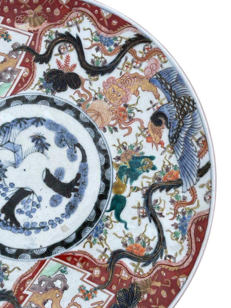 Grand plat Imari style Ko-Imari avec shishi et fleurs, Enlèvement ou Envoi