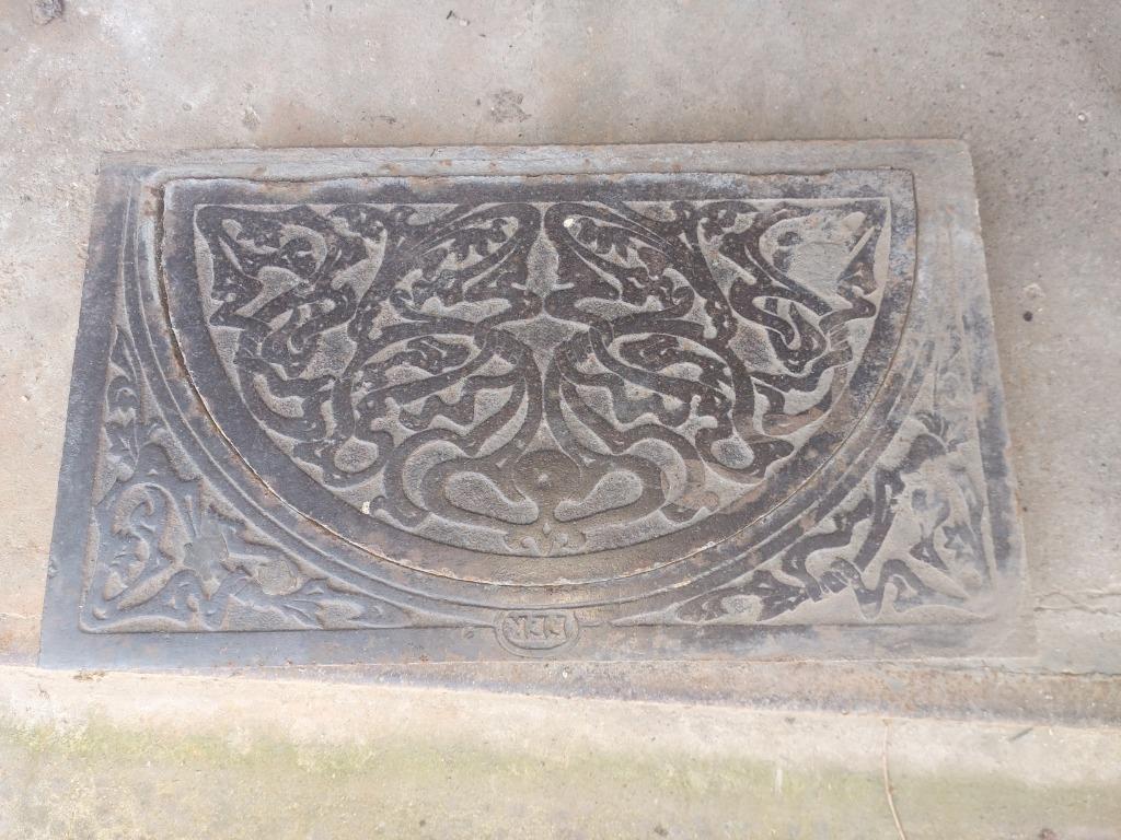 Taque en fonte demi lune FFR pour soupirail plaque, Bricolage & Construction, Enlèvement, Utilisé, Autres matériaux, 20 à 50 mm