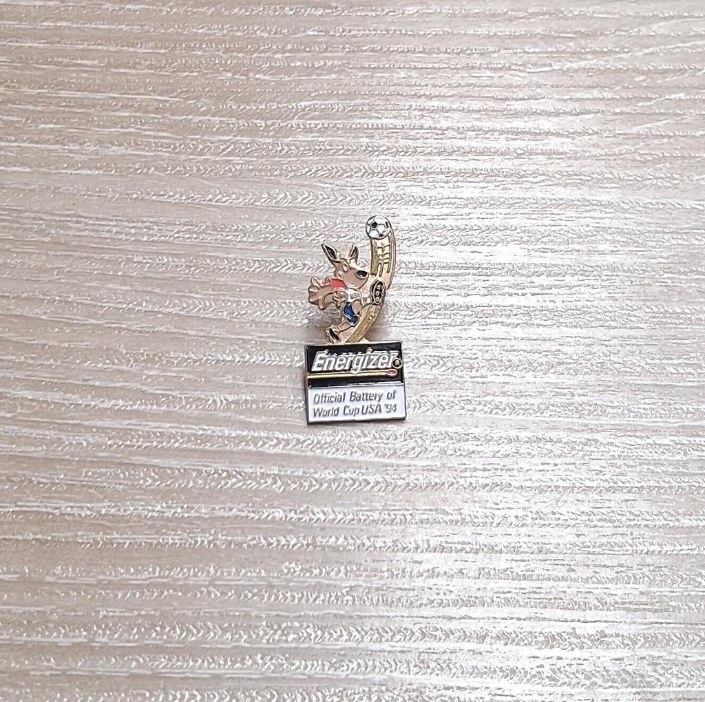 PIN - ENERGIZER - WORLD CUP FOOTBALL USA 1994 - VOETBAL, Verzamelen, Verzenden, Gebruikt, Sport, Speldje of Pin
