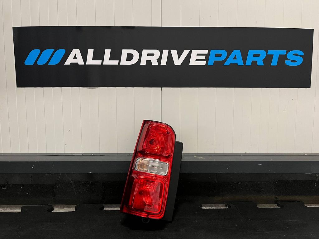 Opel Vivaro / Peugeot Expert Achterlicht links 9829503580, Autos : Pièces & Accessoires, Éclairage, Utilisé, Enlèvement ou Envoi