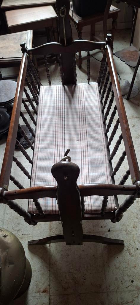 Antieken wieg schommel, Ophalen