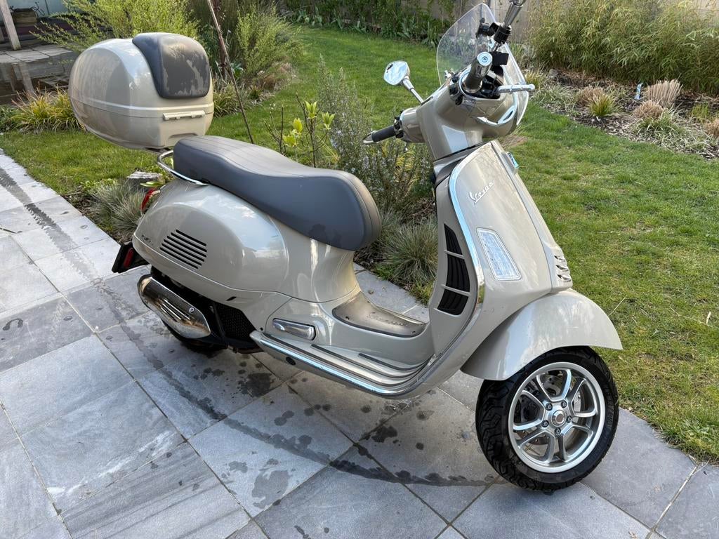 Vespa 125 GTS - nieuwstaat - slechts 3636 km - net gewassen!, Motoren, Scooter, Particulier, 125 cc, 11 kW of minder