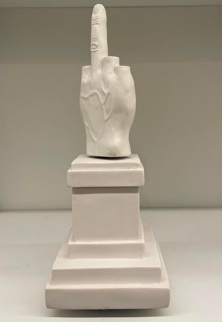 Maurizio Cattelan L.O.V.E. - Carillon (2015), Antiquités & Art, Enlèvement