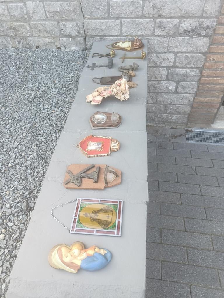 Lot van 12 wijwatervaatjes en religieuze voorwerpen, Ophalen