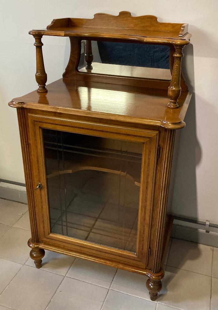 Siervolle mahonie houten vitrinekast met geslepen glas, Ophalen, Met deur(en), 100 tot 150 cm, 50 tot 100 cm