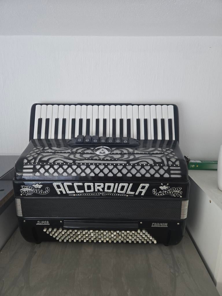Accordiola 120 bas super carmen met koffer, Muziek en Instrumenten, Accordeons, Ophalen, Accordiola, Met koffer