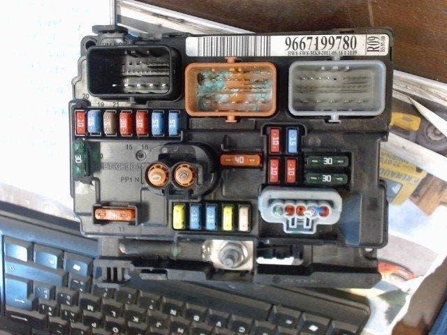 Boitier fusibles Citroen C3 2009-2013 9667199780 (395), Enlèvement, Utilisé