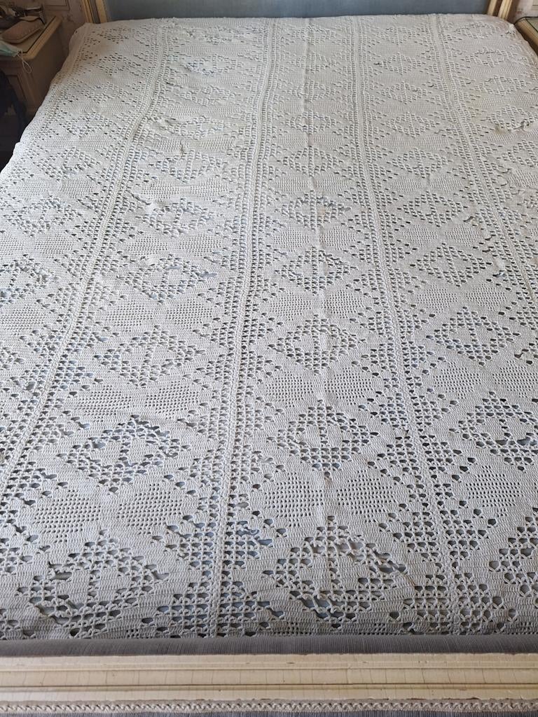 Couvre- lit ancien en coton blanc crocheté de 2m25 sur 1m 90, Enlèvement