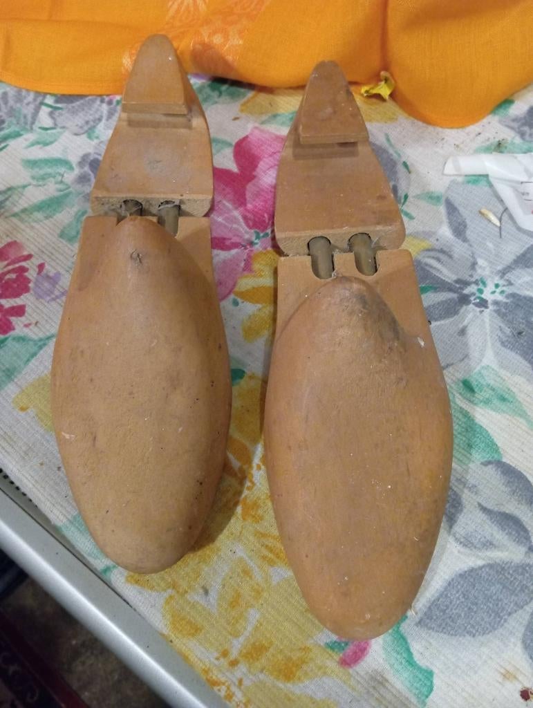 Twee houten antieke schoenspanners, Ophalen of Verzenden