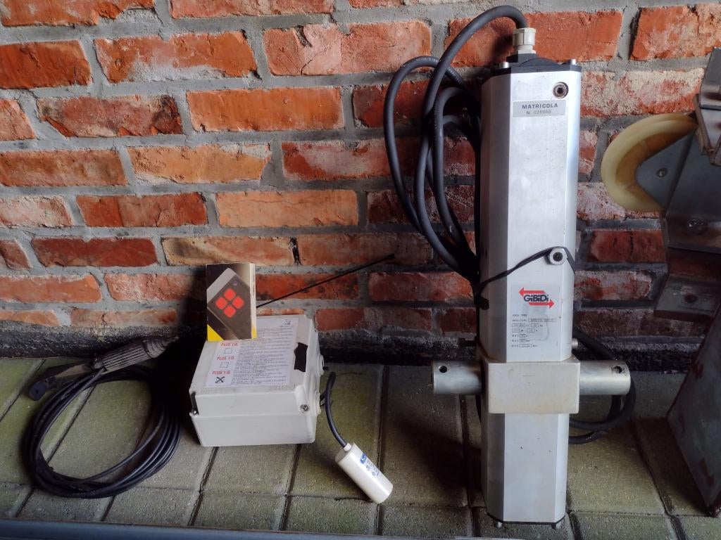 Motor binnenblijvende kantelpoort + montagestukken, Ophalen, Gebruikt, Overige typen