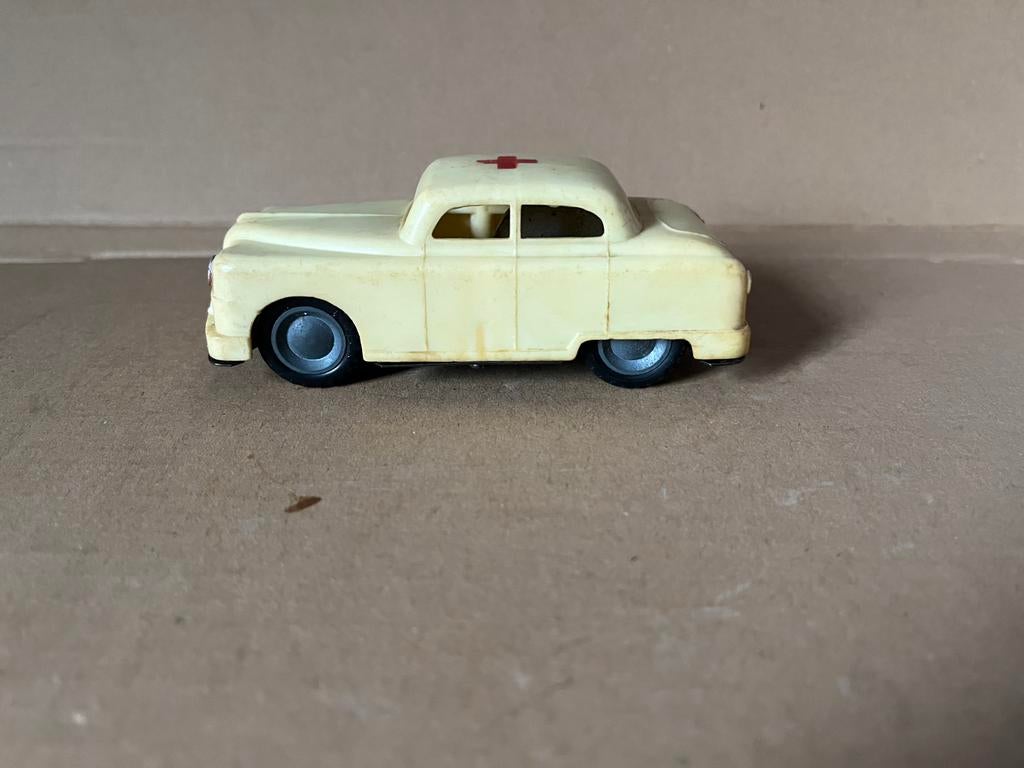 Oldtimer Vanguard four doors saloon Rode Kruis 11,5cm, Verzenden, Gebruikt