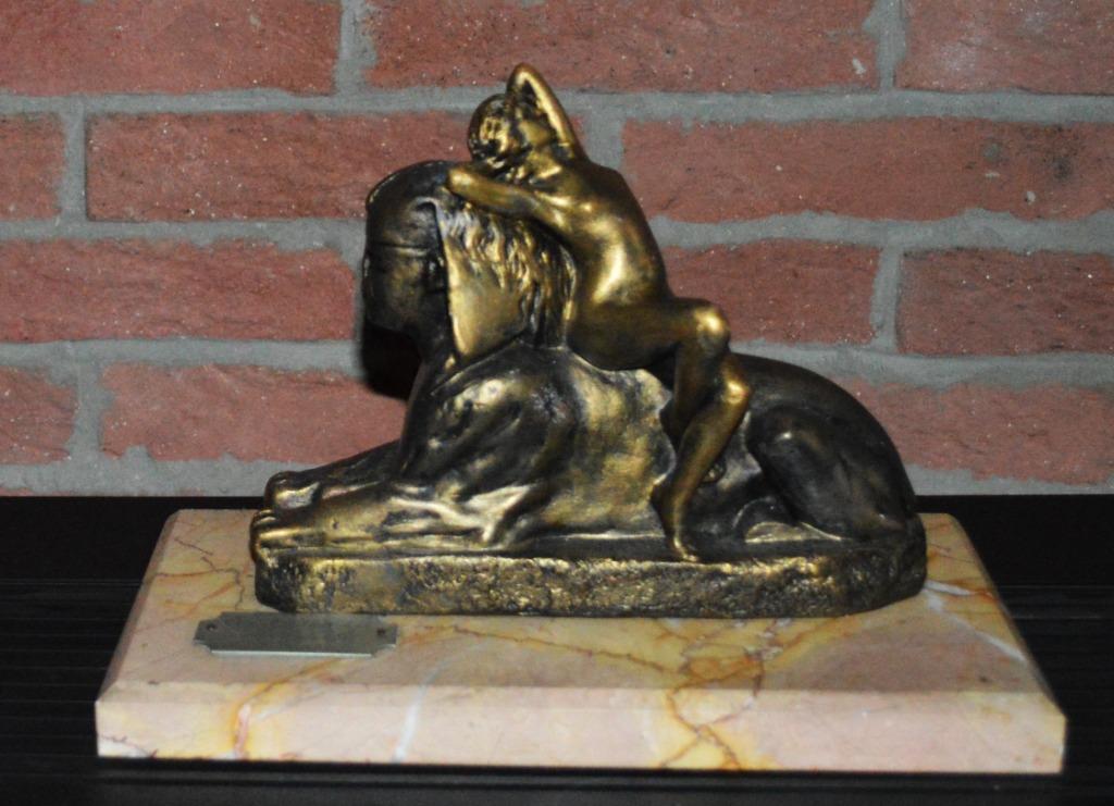 Statue « femme nue sur un sphinx » 15 x 26 cm, hauteur 20 cm, Enlèvement ou Envoi