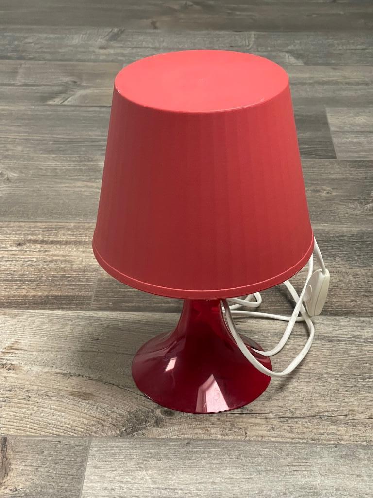 Lampe Lampan style rétro - en plastique rouge - État neuf, Maison & Meubles, Lampes | Lampes de table, Neuf, Moins de 50 cm, Synthétique