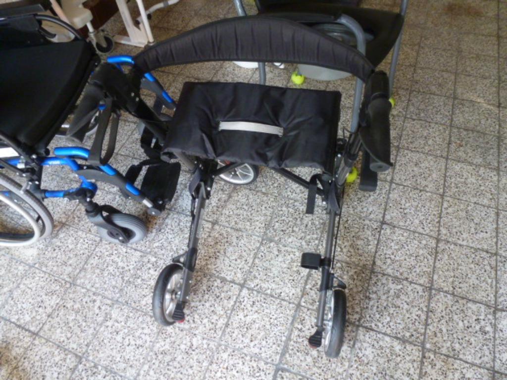 Walking walker - QUAVA Rollator 4 wielen met zitje, Ophalen, Opvouwbaar, Zo goed als nieuw