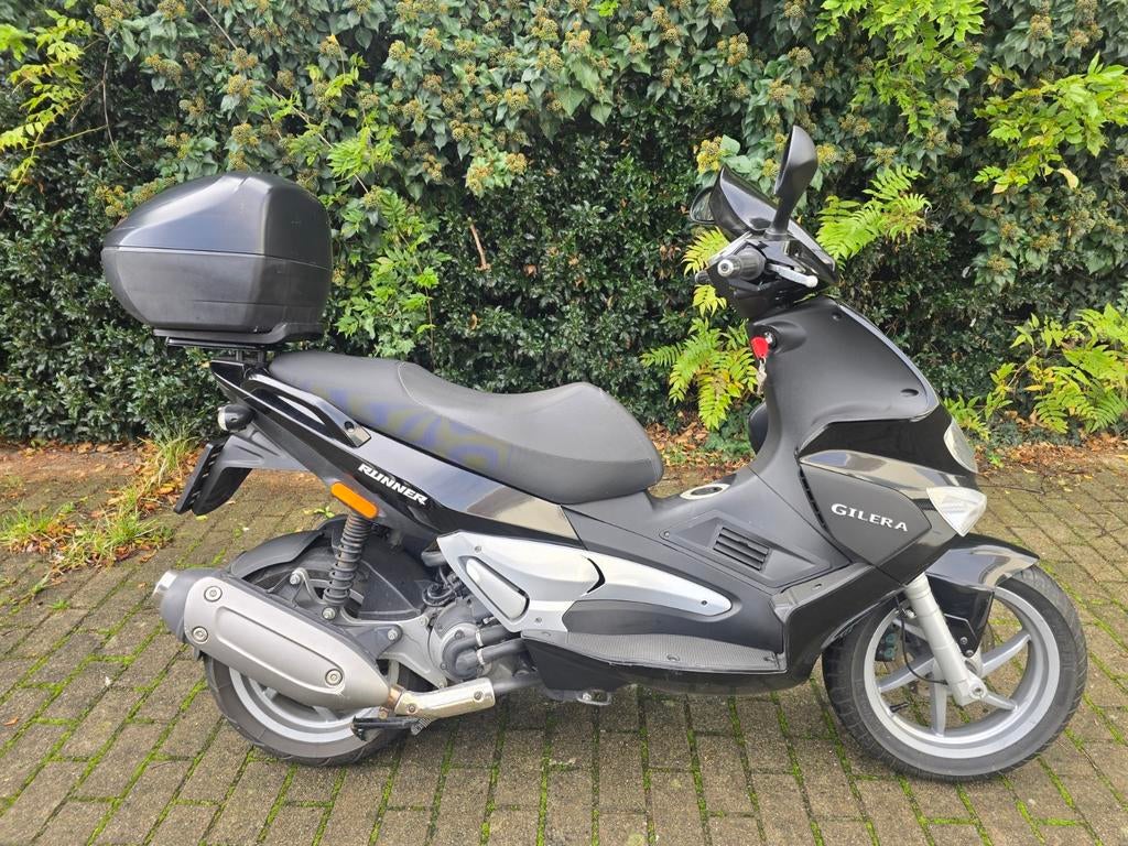 Gillera Runner 200cc motorscooter *6900km*