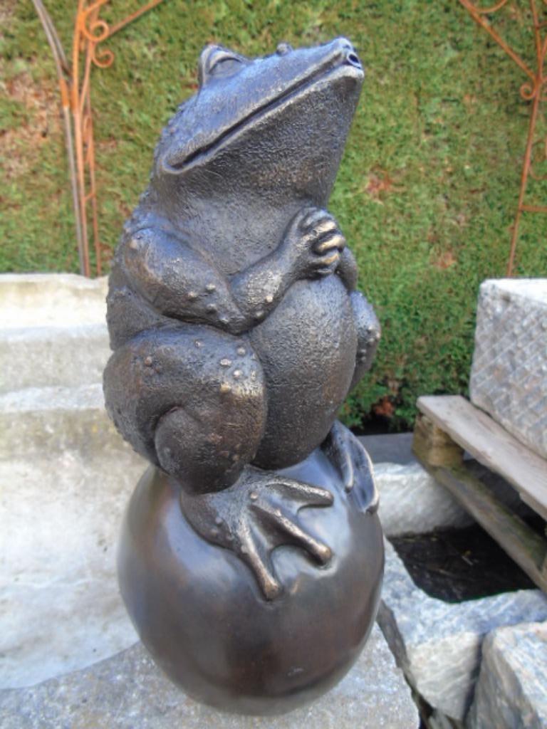 une grenouille sur boule en bronze , jet d eau ..., Enlèvement, Neuf, Autres matériaux, Fontaine