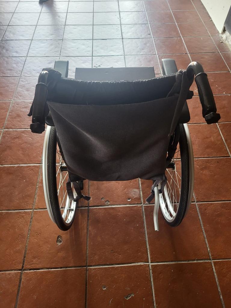 Opvouwbare Rolstoel met uitneembare wielen, Ophalen, Zo goed als nieuw, Duwrolstoel