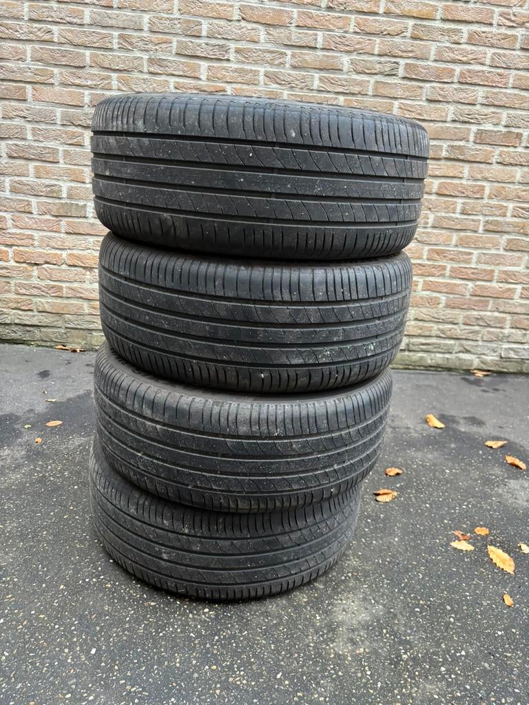 4 banden 215/45/r17  91 y met ster ( BMW- MINI), Ophalen, Band(en)