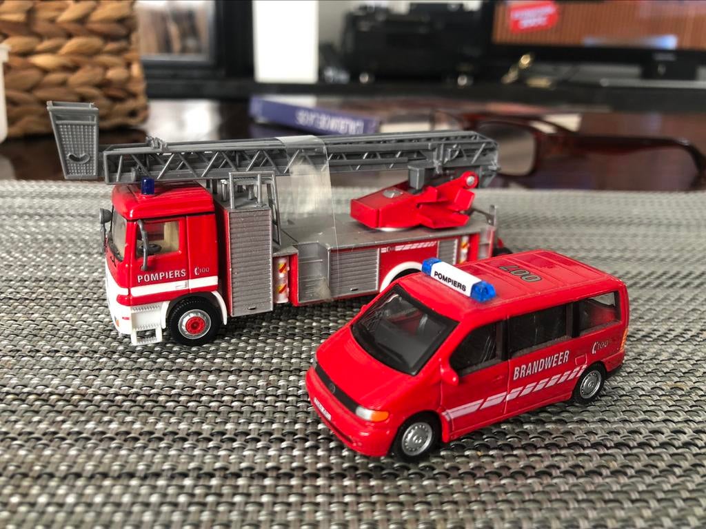camion + camionnette Mercedes pompier 1/72, Enlèvement, Comme neuf, Bus ou Camion