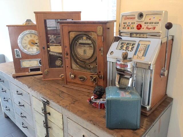 GEVRAAGD ANTIEKE KNIKKERKAST CAFESPEL GOKKAST AUTOMAAT, Antiek en Kunst, Curiosa en Brocante, Ophalen