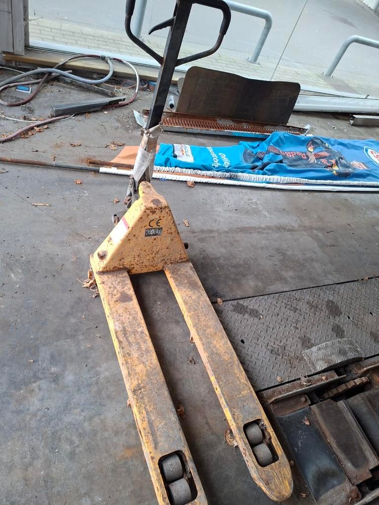 Manuele transpallet, Ophalen