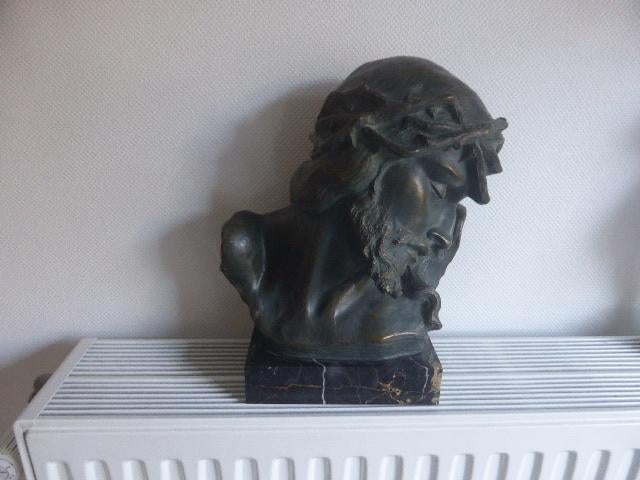 beeld van hoofd van Jezus op marmeren voet, Enlèvement