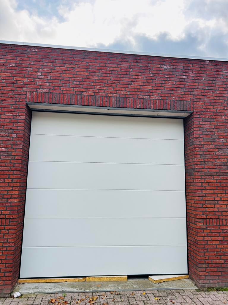 Zeer mooie garage deur met 2 afstambeding maat3 bij, Doe-het-zelf en Bouw, Rolluiken, Ophalen of Verzenden, Zo goed als nieuw