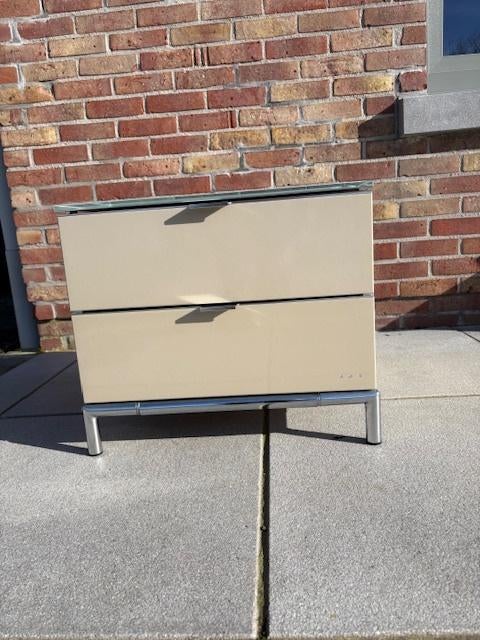 nachtkastje met glazen bovenblad, Ophalen, Overige materialen, Zo goed als nieuw, 45 tot 65 cm