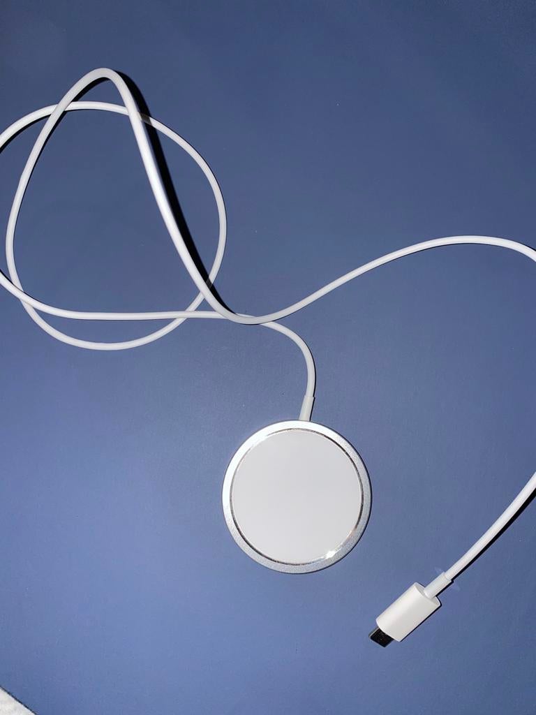 Draadloze oplader met kabel (MagSafe stijl) – €10, Telecommunicatie, Mobiele telefoons | Telefoon-opladers, Ophalen, Zo goed als nieuw