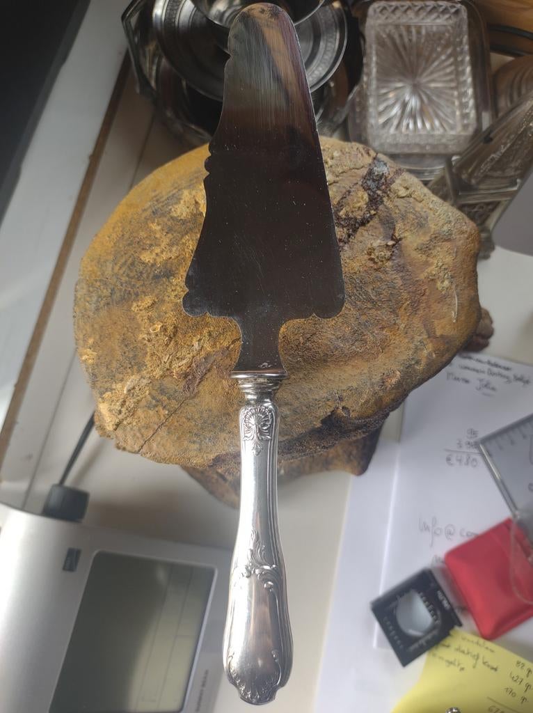 Pelle à gâteaux en argent massif, Envoi